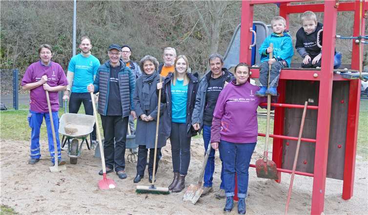 Bürger aus Dümpelfeld krempelten die Ärmel hoch, um einen neuen Zaun um den Kinderspielplatz in Dümpelfeld anzulegen. Nun ist auf dem Gelände ein sorgloses und sicheres Spielen möglich. Privat