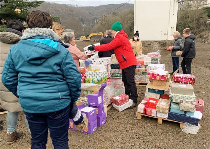 Weihnachtsengel brachten Geschenke für die Bürger von Schuld Bürger aus Schrezheim und Rotenbach hatten die Pakete verteilt.