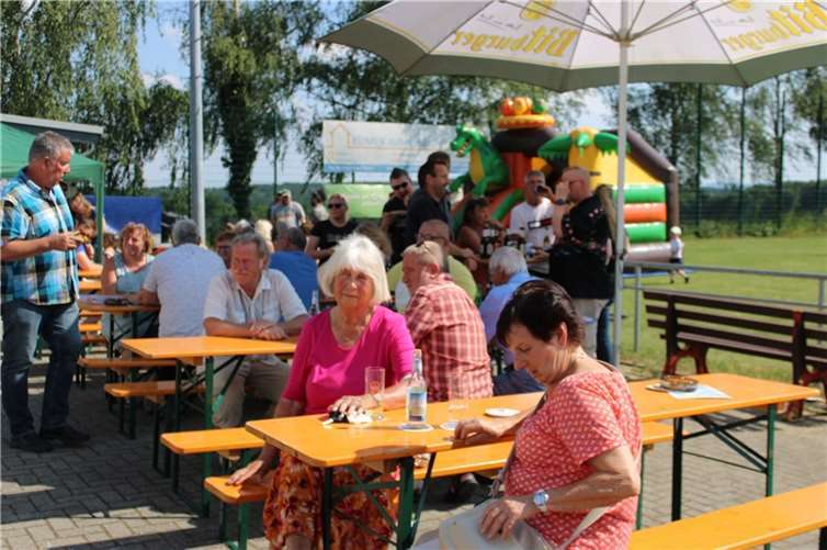 Bürger genießen das reichhaltige Angebot bei hochsommerlichen Temperaturen.  Fotos: Nicole Wolter