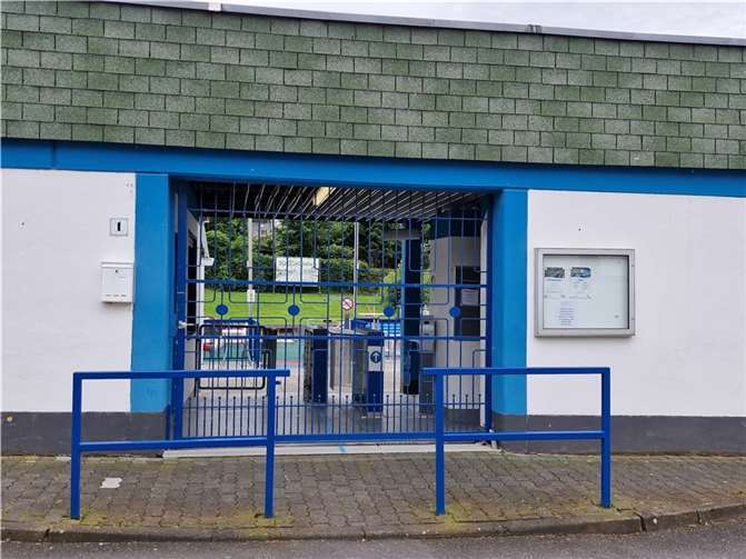 Bürger wollen beim Freibad Linz nicht vor verschlossenen Toren stehen. Fotos: AWI