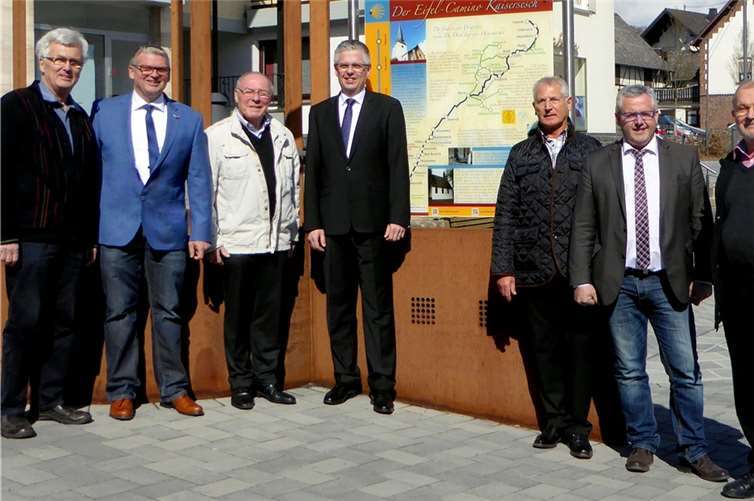 Bürgerfreundliche Zusammenarbeit auf „gutem Weg“ (v.r.): Wolfgang Dröschel (JakG VE), Albert Jung (VBM), Jürgen Weiss (JakG), Thomas Welter (VoBa), Heinz Schäfer (SMB MY), Gerhard Weber (BM) und Dieter Preß (SMB MY). PRESS