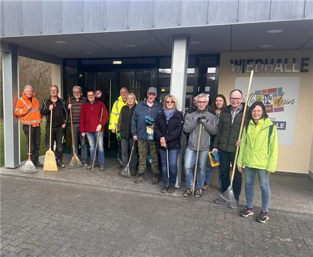 Bürger/innen räumten in Roßbach auf.Foto: Niki Boden