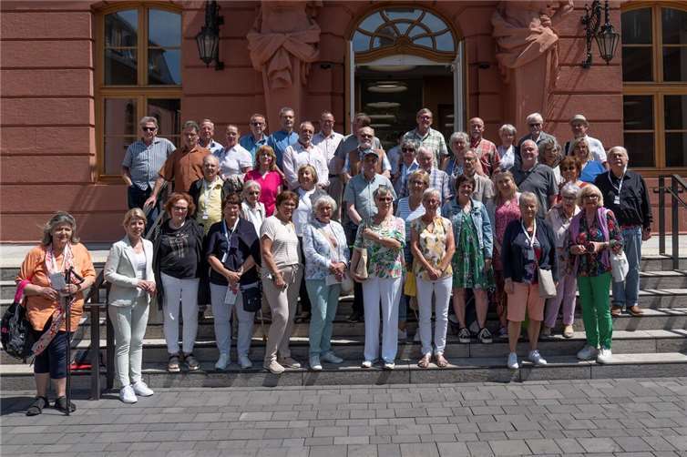 Bürgerinnen und Bürger aus dem Kreis Neuwied zusammen mit Lana Horstmann vor dem Mainzer Landtag. Die Gäste der Landtagsabgeordneten erlebten einen informativen und schönen Tag in Mainz.Foto: Rainer Claaßen