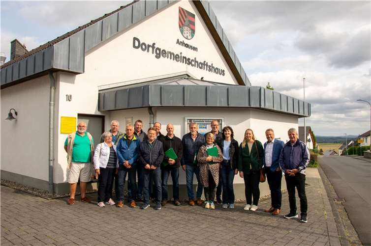 Bürgerinnen und Bürger der Siegergemeinde Anhausen mit Jurymitgliedern und Vertretern der Verwaltung.  Foto: Arzu Bulut/Kreisverwaltung Neuwied