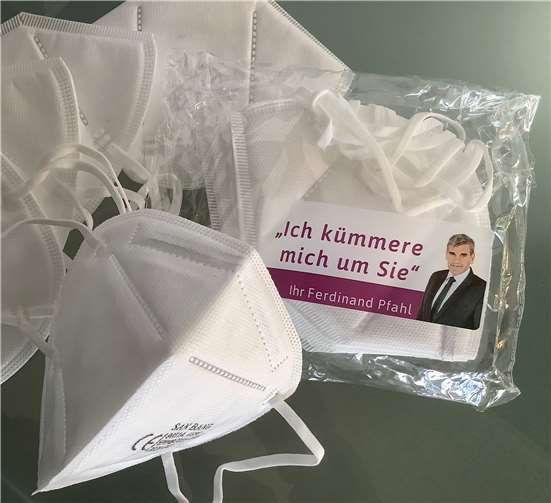 Bürgerinnen und Bürger, die 80 Jahre und älter sind, können im Bestattungshaus Pfahl, Weiherstraße 15 in 53359 Rheinbach, eine kostenlose Packung mit jeweils zehn FFP2-Masken abholen.Foto: Pfahl