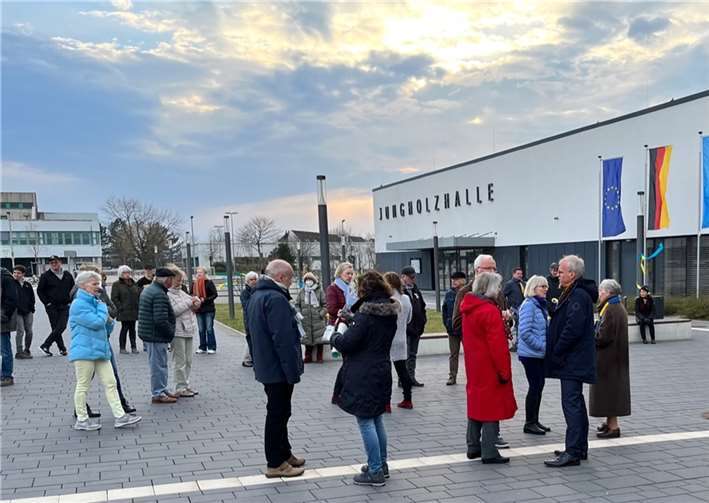 Bürgerinnen und Bürger versammelten sich zur Mahnwache am Rathaus. Quelle: CDU Meckenheim
