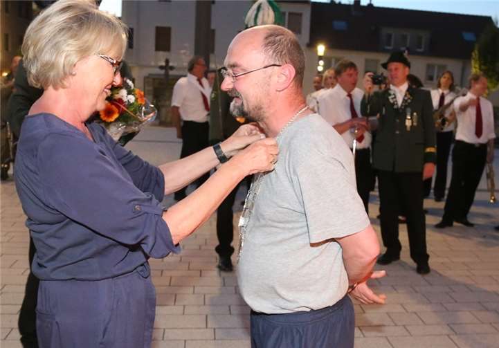 Bürgerkönig Frank Strüder wurde von Heidi Wiens gekrönt.
