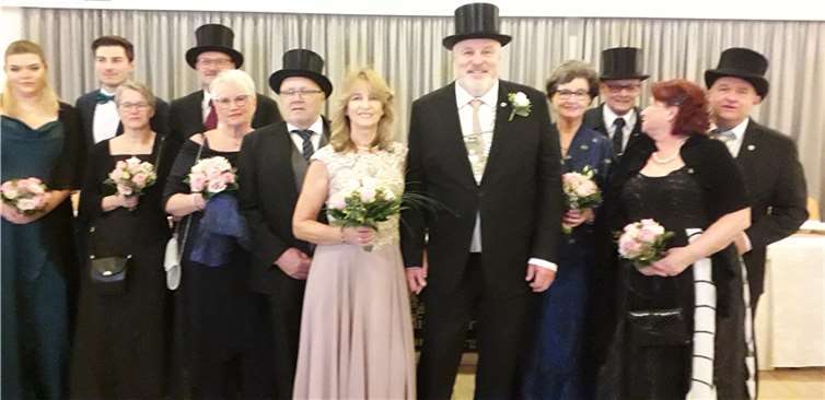 Bürgerkönig Gerd Kaufer und Marlene Kaufer (Mitte) mit mit Hofstaat (v.l.): Lina Schultz, Domenik (kein Druckfehler) Kaufer, Sabine Korf, Dieter Korf, Liesel Müller, Hermann Müller, Marlene Kaufer, Gerd Kaufer, Gudrun Korf, Hans-Willi Korf, Martina Waldorf, Bernd Waldorf.  Fotos: BG