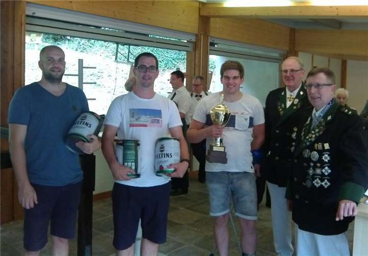 Tobias Mannheim erneut Bürgerkönig Bürgerkönig Tobias Mannheim mit den weiteren Platzierten, Brudermeister Peter Nonn und Oberleutnant Thomas Nonn.Foto: privat