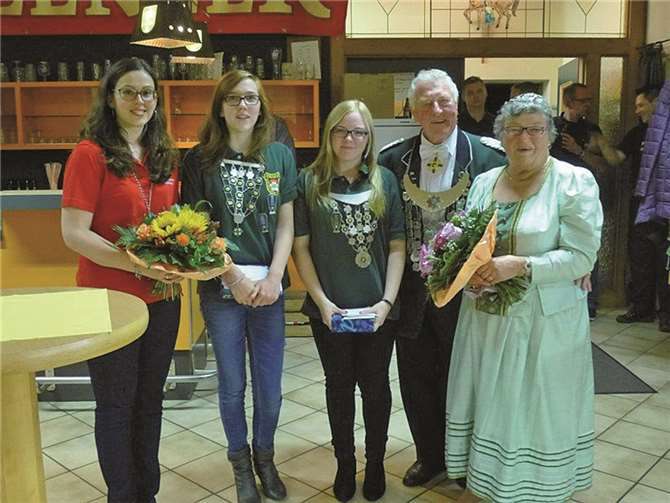 Bürgerkönigin Tanja Nikonov,, Schülerprinzessin Anna Maria Kalb, Jugendprinzessin Sarah Rosenbach, Schützenkönig Manfred Leurs, Königin Anita Leurs (v.l.n.r.). Privat