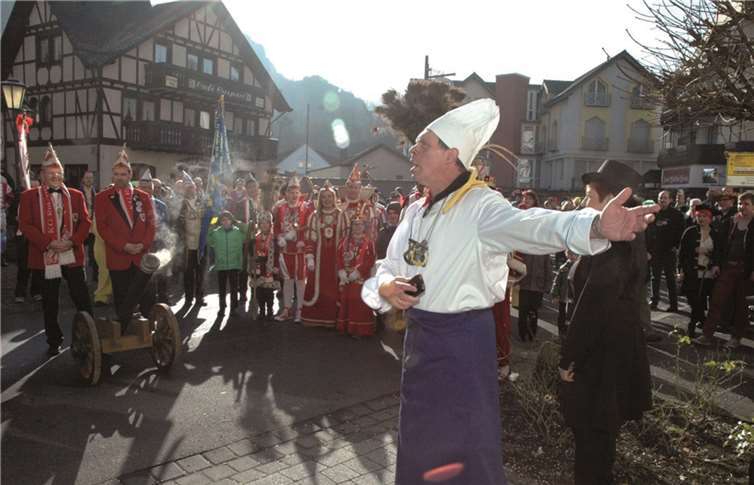 Bürgermeister Achim Haag gab sich ganz Gentleman-like: "Ihr wollt stürmen? Bitte tretet ein!" UM