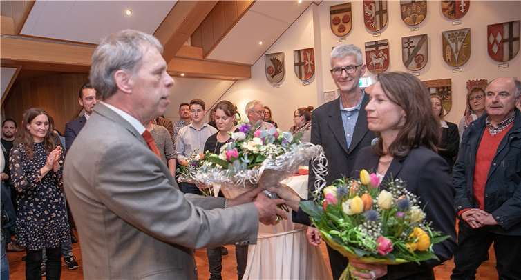 Bürgermeister Achim Haag gratulierte als Wahlleiter seiner Nachfolgerin Cornelia Weigand zum überzeugenden Wahlsieg mit 60,9 Prozent der abgegebenen Stimmen.Fotos: JOST