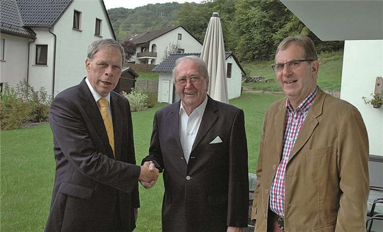 Bürgermeister Achim Haag (li.) und Ehrenbürger Georg Knieps gratulierten Hermann Heiser zum 80ten. UM