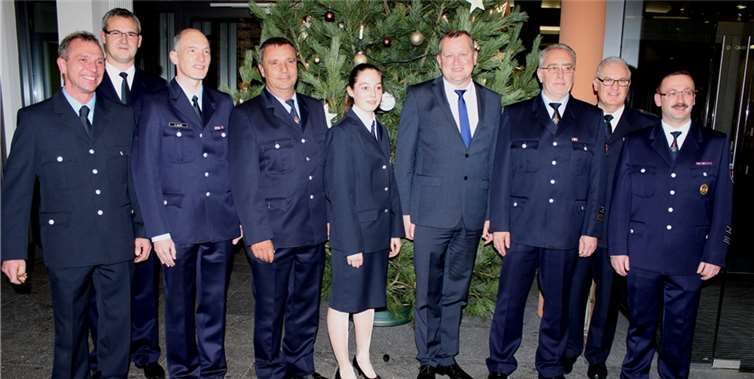 Bürgermeister Achim Juchem (4.v.r) mit Führungskräften der Grafschafter Feuerwehr.DU