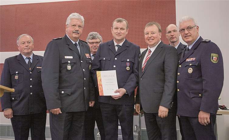 Bürgermeister Achim Juchem (Mitte) wurde beim Gemeindefeuerwehrtag in Birresdorf mit der Deutschen Feuerwehr-Ehrenmedaille ausgezeichnet. -VJ-