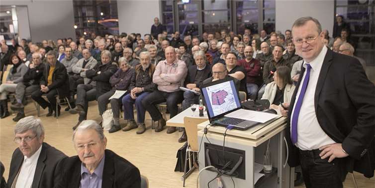 Bürgermeister Achim Juchem erläuterte bei der Gemeinderatssitzung die Planung zur künftigen Verkehrsführung rund um den Innovationspreis Rheinland-Pfalz vor etwa 150 Zuhörern. JOST
