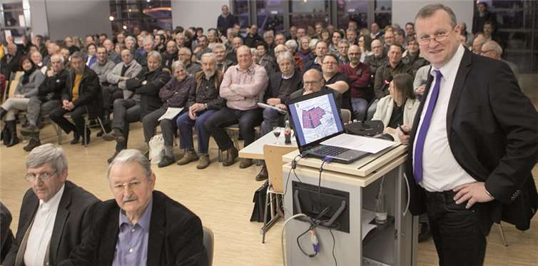 Bürgermeister Achim Juchem erläuterte bei der Gemeinderatssitzung die Planung zur künftigen Verkehrsführung rund um den Innovationspreis Rheinland-Pfalz vor etwa 150 Zuhörern. JOST