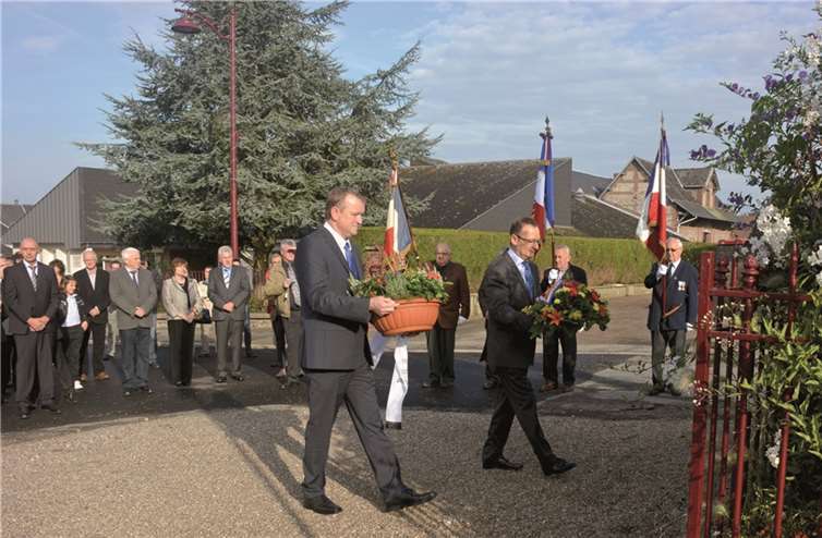 Bürgermeister Achim Juchem und Bürgermeister Jean-Marc Vasse legten gemeinsam beim Partnerschaftstreffen in Fauville-en-Caux Grenze am Ehrenmal für die Opfer der beiden Weltkriege nieder.privat