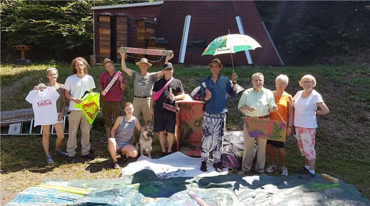 Publikum tritt mit Kunstschaffenden und Kunstwerken in Interaktion Bürgermeister Adalbert Dornbusch (Dritter von rechts) genoss beim Forestival in Begleitung zweier Lahnsteinerinnen (im Bild rechts) die Kunst in der Natur. Foto: Stadtverwaltung Lahnstein