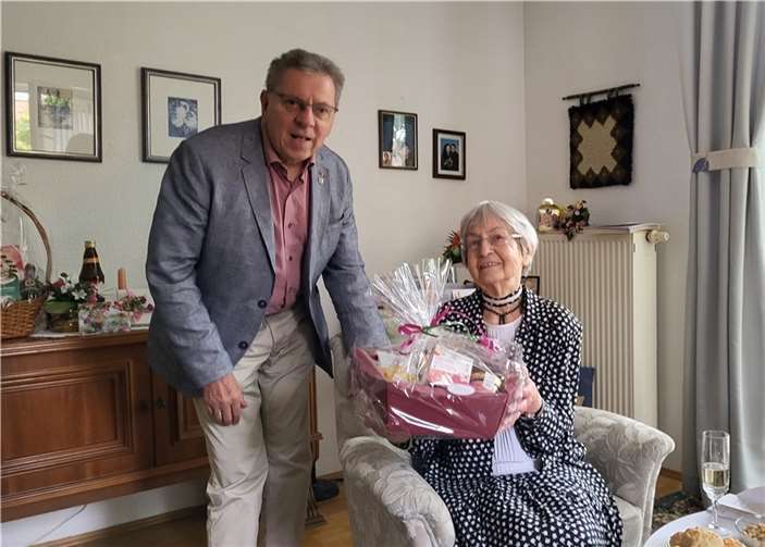 Bürgermeister Adalbert Dornbusch gratulierte Irmgard Held zu ihrem 100. Geburtstag.  Foto: Adalbert Dornbusch / Stadtverwaltung Lahnstein