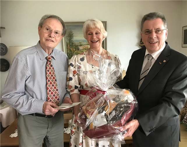 Bürgermeister Adalbert Dornbusch gratulierte dem Jubiläumshochzeitspaar mit einem Präsentkorb.  Dr. Michael Hohl