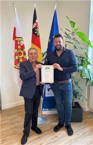 Bürgermeister Adalbert Dornbusch (links) und Oberbürgermeister Lennart Siefert (rechts) freuen sich, dass Lahnstein weiterhin Fairtrade-Stadt ist.  Foto: Mira Bind / Stadtverwaltung Lahnstein