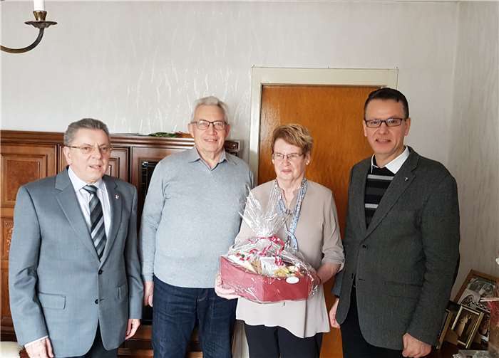 Bürgermeister Adalbert Dornbusch (links) und Pfarrer Armin Sturm (rechts) gratulieren dem Jubiläumshochzeitspaar Wolfgang und Ursula Specht. Foto: Ferdinand Müller