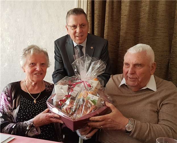 Bürgermeister Adalbert Dornbusch überreichte dem Jubiläumshochzeitspaar einen Präsentkorb. Foto: privat