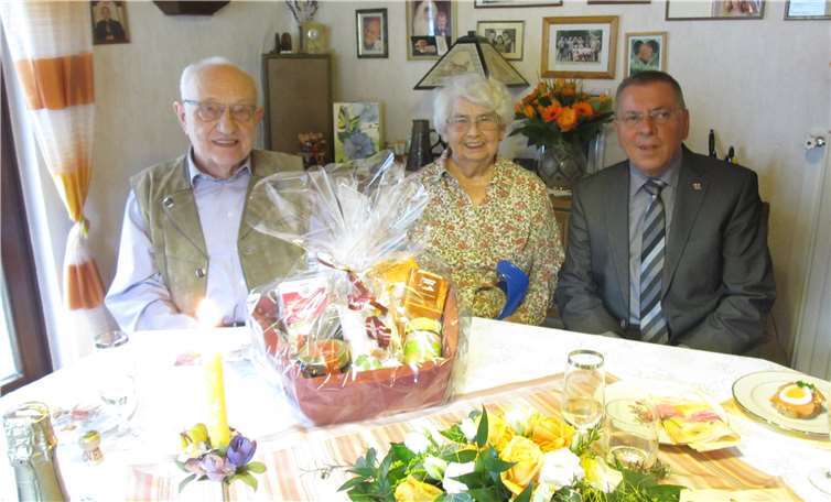 Bürgermeister Adalbert Dornbusch überreichte dem Jubiläumshochzeitspaar einen Präsentkorb. Coronabedingt wurde darauf verzichtet, ein neues Bild zu machen, sodass auf das Foto von der Eiserenen Hochzeit am 31. März 2016 zurückgegriffen wurde. Foto: Stadtverwaltung Lahnstein