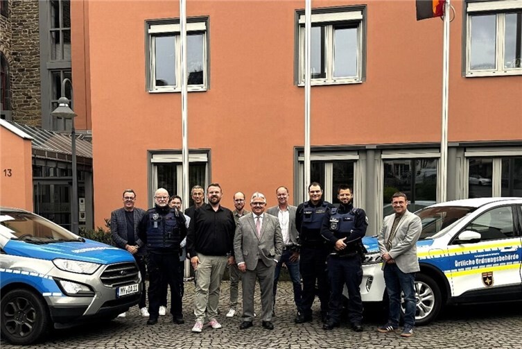 Bürgermeister Adolf T. Schneider und Bürgermeister Christoph Mohr freuen sich auf die Zusammenarbeit der Nachbarkommunen.