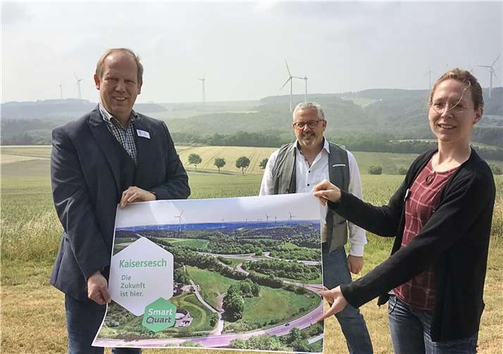 Bürgermeister Albert Jung ( Mitte), Projektleiter Uwe Diederichs-Seidel und Projektassistentin Nicole Sesterhenn sehen in dem Projekt eine zukunftsweisende Entwicklung für alle ländlichen Regionen, denn das Projekt ist übertragbar und gewährleistet, dass die Wertschöpfung in der Region bleibt. Foto: Verbandsgemeinde Kaisersesch