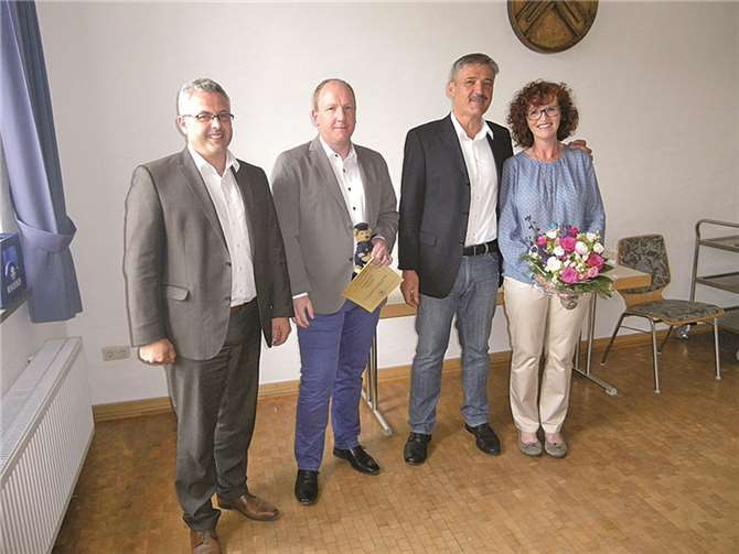 Bürgermeister Albert Jung, Ortsbürgermeister Thilo Schmitt und Reiner Weber mit seiner Ehefrau Gabi Weber (v.l.). privat