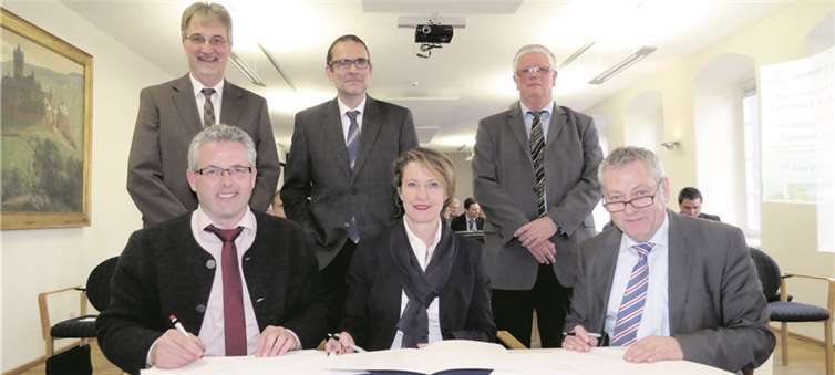 Bürgermeister Albert Jung, Staatssekretärin Heike Raab, Landrat Manfred Schnur (vorne v.l.), Herbert Benz von der KommWis, Ortsbürgermeister von Gamlen Achim Marzi und Beigeordneter des Landkreistages Harald Pitzer (hinten v.l.) bei der Unterzeichnung der Kooperationsvereinbarung.  Privat