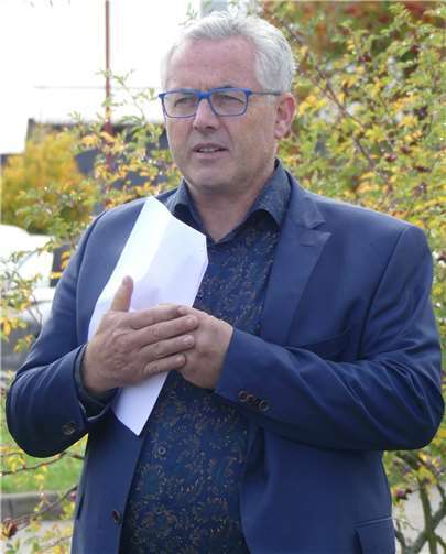 Bürgermeister Albert Jung bedankte sich bei der Stadt Kaisersesch für die Bereitstellung eines Areals in deren Gemarkung.