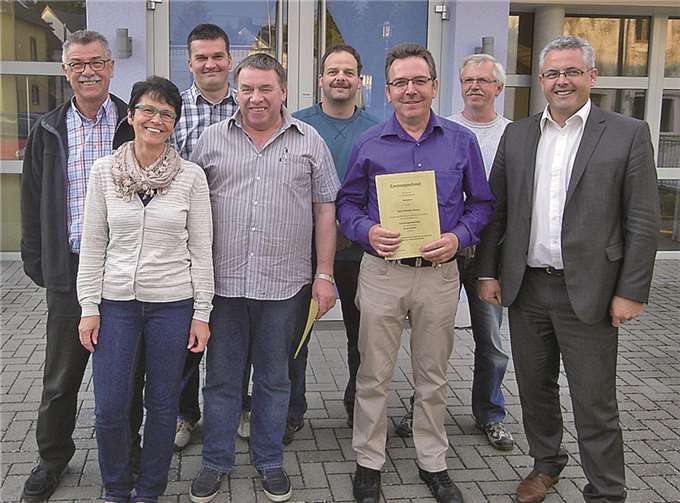 Bürgermeister erhielt Ernennungsurkunde Bürgermeister Albert Jung mit dem neuen Ortsgemeinderat Kalenborn. privat