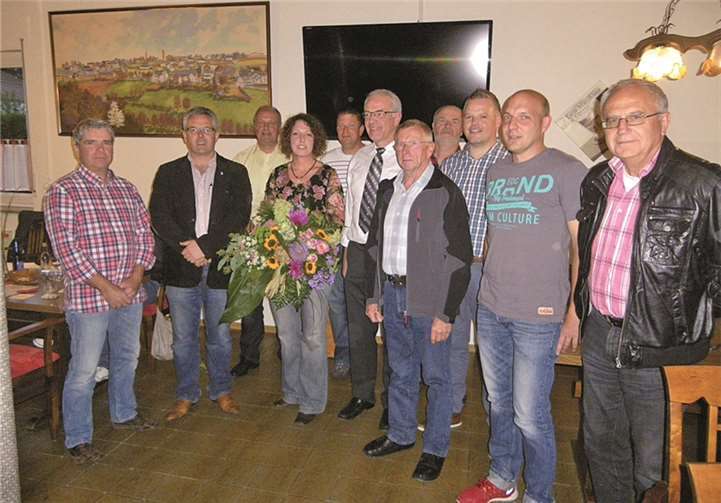 Durch den Rat einstimmig gewählt Bürgermeister Albert Jung mit der neu gewählten Ortsbürgermeisterin Nicole Fuhrmann und dem scheidenden Ortsbürgermeister Franz-Josef Meiner im Kreise des Forster Gemeinderates. privat