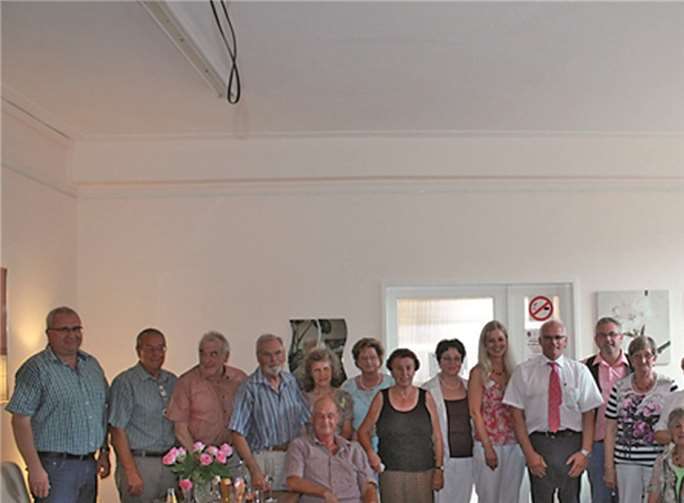 Bürgermeister Albert Jung, parlamentarischer Staatssekretär Peter Bleser, Projektleiterin Super 60 Elisabeth Schuster mit dem Leitungsteam „Super 60“ sowie Mitarbeitern der Verbandsgemeindeverwaltung Kaisersesch. Privat