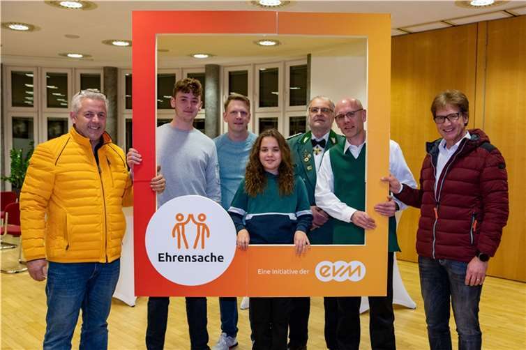 Bürgermeister Albert Jung überreichte den Spendenbetrag zusammen mit Berthold Nick (evm) an die beiden Vereine.  Foto: evm/Hans-Werner Rach