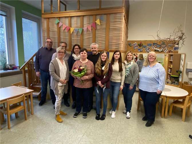 Bürgermeister Albert Jung überreichte in seiner Funktion als Verbandsvorsteher des Kindergartenzweckverbandes Laubach – Müllenbach Rita Schüller eine Dankurkunde und einen Blumenstrauß als Anerkennung ihres Engagements und der vertrauensvollen Zusammenarbeit. Foto: VGV Kaisersesch/Albert Jung