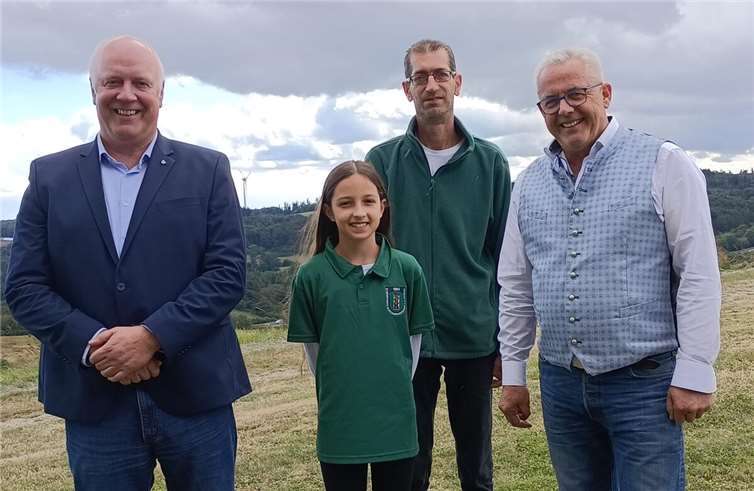 Bürgermeister Albert Jung und Ortsbürgermeister Matthias Hetger gratulierten dem erfolgreichen Schützennachwuchs in Anerkennung der besonderen Leistung.  Foto: VGV Kaisersesch/Pressestelle Viktoria Walgenbach