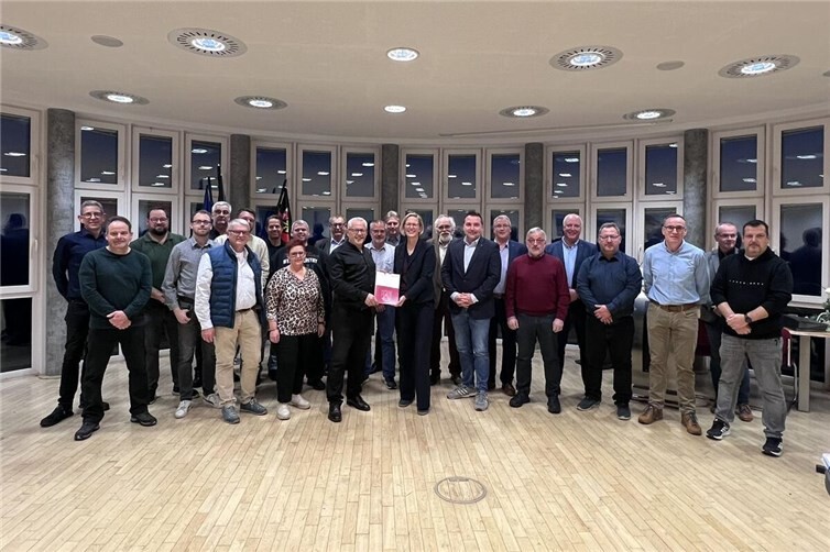 Bürgermeister Albert Jung und Staatsekretärin Simone Schneider (Mitte) freuen sich mit dem Stadtbürgermeister und den Ortsbürgermeistern sowie Beigeordneten der Gemeinden über die Förderung. Fotos: Martina Vogel