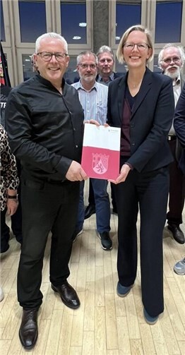 Bürgermeister Albert Jung und Staatsekretärin Simone Schneider