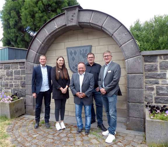 Bürgermeister Alfred Schomisch (Mitte), Lisa Neunheuser (2.v.l.) gemeinsam mit Fachbereichsleiter Markus Herrmann (1.v.l.), dem Vorsitzenden des Personalrates - Thomas Montada (2.v.r.) und Büroleiter Michael Augel. Foto: VG Vordereifel/S. Morsch
