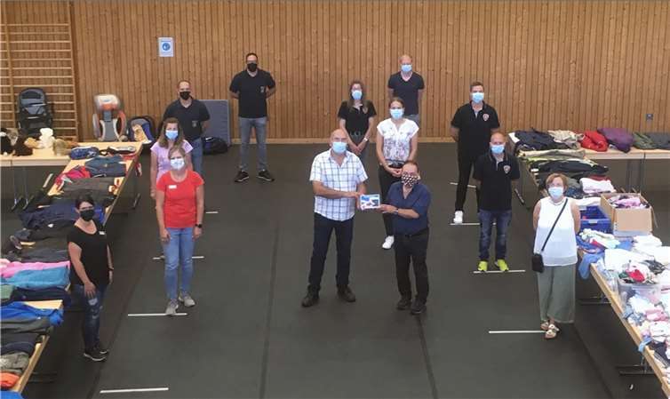 Bürgermeister Alfred Schomisch (Mitte re.) mit Ortsbürgermeister Werner Spitzley (Mitte li.), Mitarbeitern der Verbandsgemeinde Vordereifel (Organisation des Basars) sowie Helferinnen und Helfern der verschiedenen Ettringer Vereine.Fotos: privat