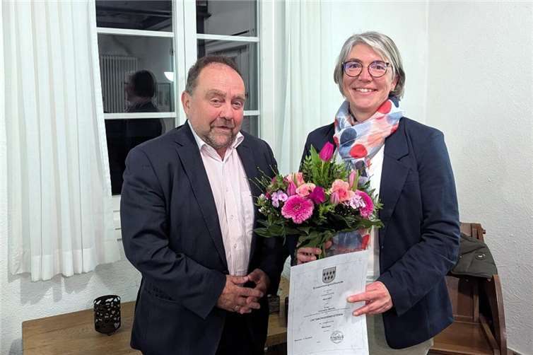 Bürgermeister Alfred Schomisch gratuliert Cornelia Becke zu ihrer Wahl als Ortsbürgermeisterin in Monreal.  Foto: Fabian Knechtges