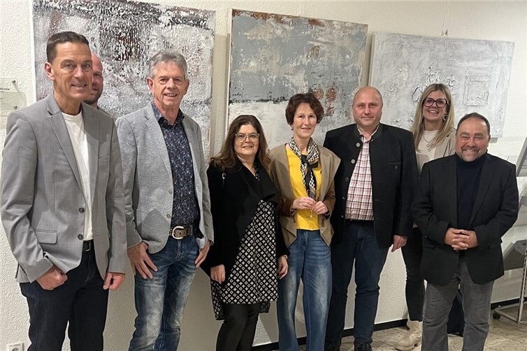 Bürgermeister Alfred Schomisch (r.) mit Maria Ferreira-Krämer (4.v.l.) und einigen Besuchern der Ausstellung.Foto: J.Arenz/VGV Vordereifel