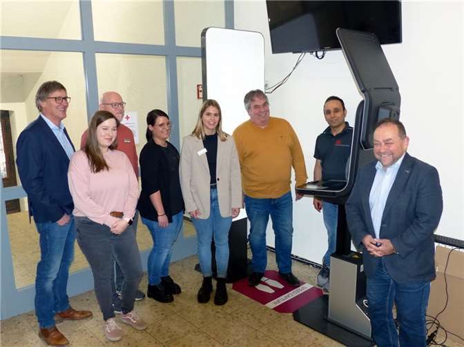 Bürgermeister Alfred Schomisch (re.) und Büroleiter Michael Augel (li.) lassen sich gemeinsam mit den zuständigen Kollegen sowie Fachbereichsleiter Hans-Peter Nürnberg (3.v.re.) die Funktionsweise des neuen „Speed Capture Kiosk“ von Sam Sajadi (2.v.re.), dem Mitarbeiter der Firma Speed Biometrics GmbH, erklären.  Fotos: VG Vordereifel