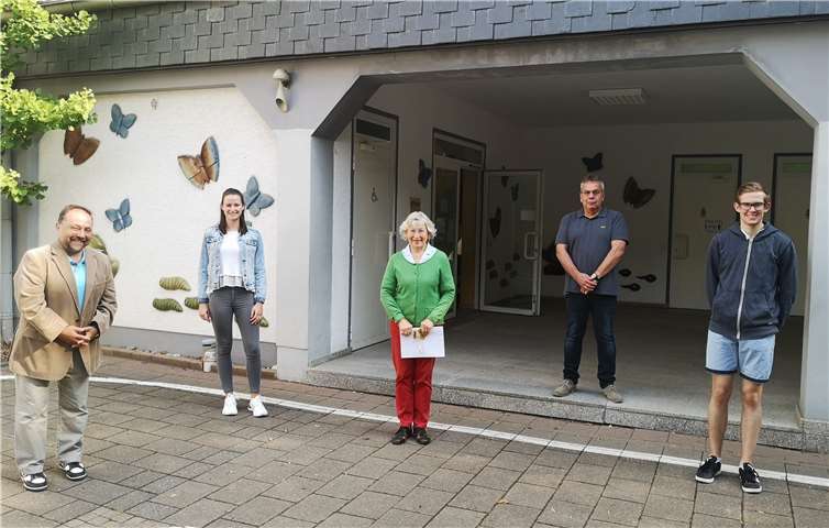 Bürgermeister Alfred Schomisch (v.li.n.re.) bei seinem Besuch der Grundschule Monreal mit Elena Schlich (Arft), Birgit Hahne (Virneburg), Fachbereichsleiter Hans-Peter Nürnberg und Lukas Mohr (Kottenheim). Foto: privat