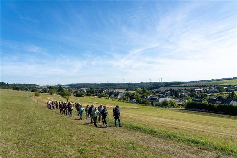 Bürgermeister Alfred Schomisch wanderte gemeinsam mit seiner Ehefrau Monika entspannt und gut gelaunt beim Verbandsgemeinde Vordereifel Familienwandertag mit. Fotos: Laura Rinneburger
