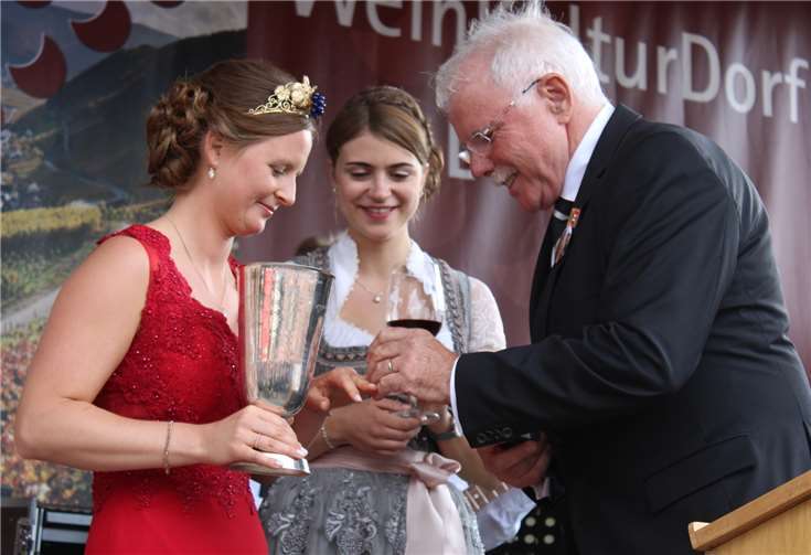 Bürgermeister Alfred Sebastian ehrt die scheidende Weinkönigin Corinna Gilles mit dem Ehrenring der Gemeinde.